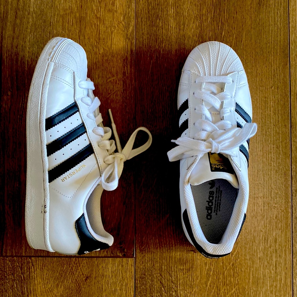 Lightly worn Adidas Women’s leather sneakers. Size 7M